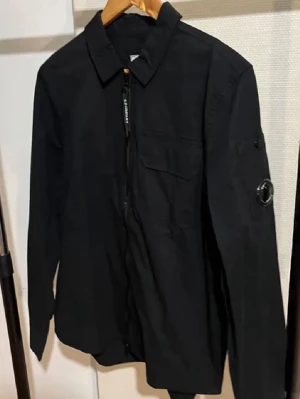 Svart overshirt från C.P. Company - Stilren svart overshirt från C.P. Company.