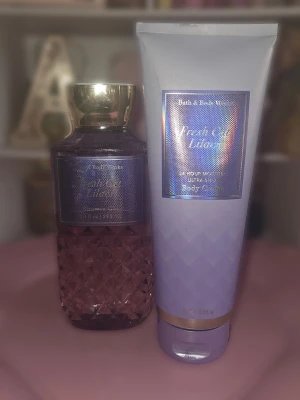 Bath & Body Works Fresh Cut Lilacs set - Säljer ett set med Bath & Body Works Fresh Cut Lilacs, innehållande en body lotion och en body cream. Båda har en lila design med holografisk etikett och doft av syrén, daggiga gröna toner och mjuk vårbris. Innehåller sheasmör, kakaosmör och aloe.