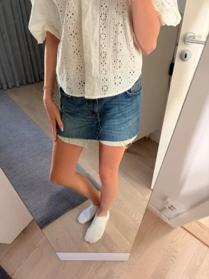 Mörkblå jeans kjol - Säljer en super fin mörkblå jeanskjol som passar till det mesta!! Aldrig använt den ändast provad, dock inte kvar prislappen då den inte kom med någon💞💞 super fin nu till sommaren❣️❣️