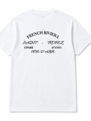 Vit t-shirt från Civare Studio - Vit t-shirt med svart tryck från Civare Studio. Framsidan har en liten logga på bröstet och baksidan har större text med 'French Riviera', 'Saint-Tropez' och 'Côte d'Azur'. Klassisk passform och rund hals. Perfekt för en clean och stilren look.