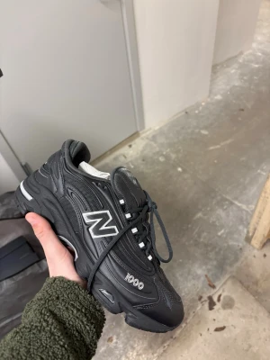 New Balance 1000 svarta sneakers - Säljer dessa schyssta New Balance 1000. Helt nya i låda, storlek 8.5 Women. Pris går att diskutera 
