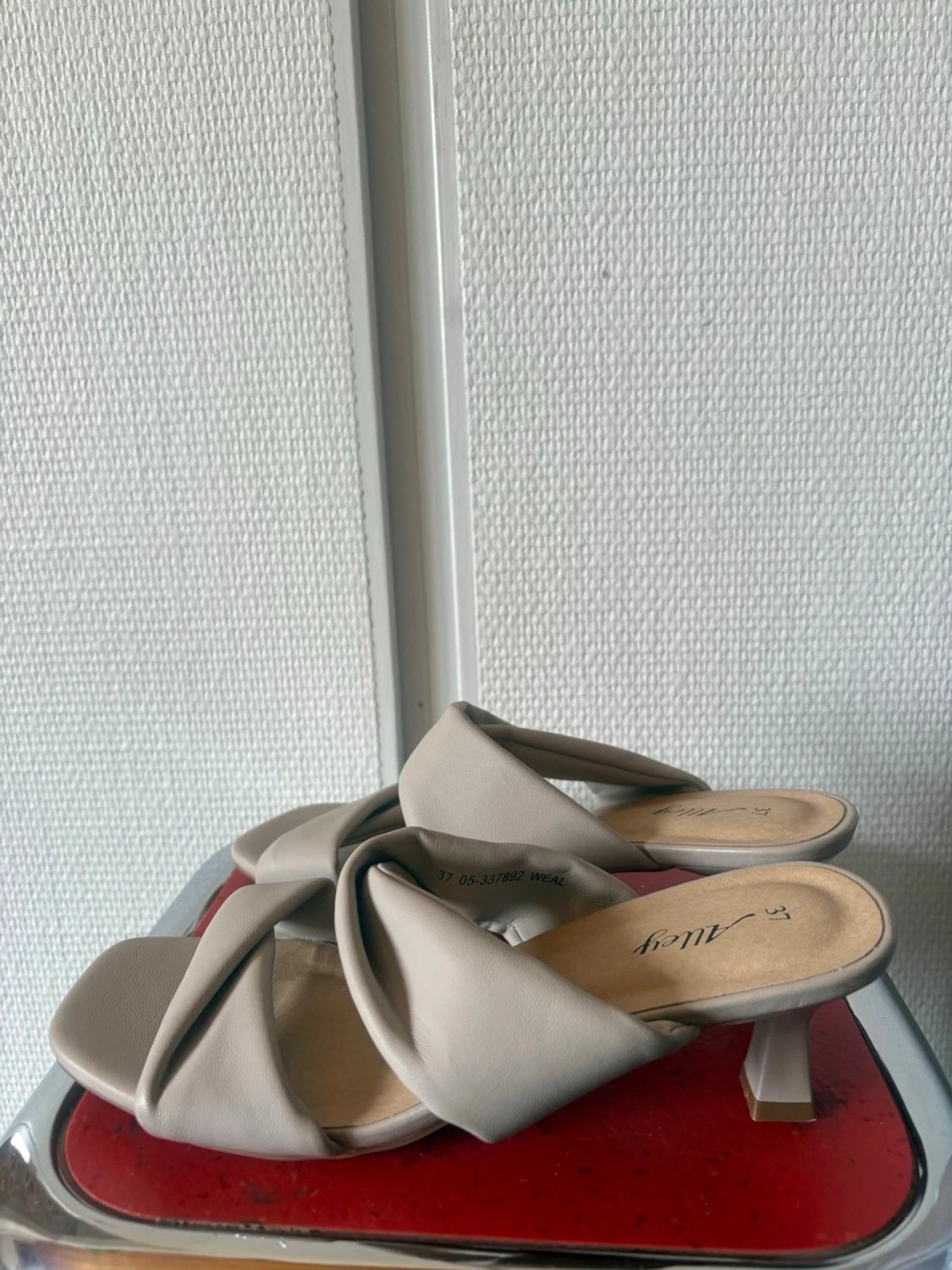 Beige slip-in pumps från Alley - 2