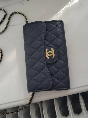 Axelremsväska crossbody quiltad - Perfekt för dig som vill ha en tidlös och lyxig accessoar. Tror den är i läder men ingen garanti, tycker iaf att den ser bra ut 