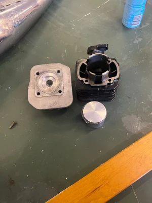 Cylinderkit till moped - Säljer ett cylinderkit till moped, består av cylinder, topplock och kolv. Delarna är i metall och har en silver- och svartfärgad finish. Perfekt för dig som vill trimma eller byta ut delar på din moppe.
