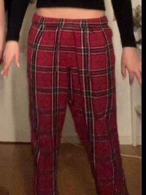 Röda rutiga pyjamasbyxor - Super fina röda pyjamasbyxor från h&m,väl använda o lite noppriga men fof fint skick🩷strl s