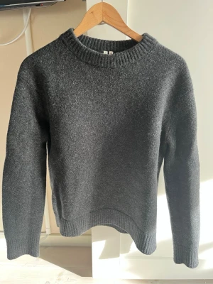Arket tröja  - Arket tröja i fint skick! Storlek medium men sitter som en storlek small, nypris 890kr köpte den i julas har kvittot kvar, hör gärna av dig om du undrar över något!