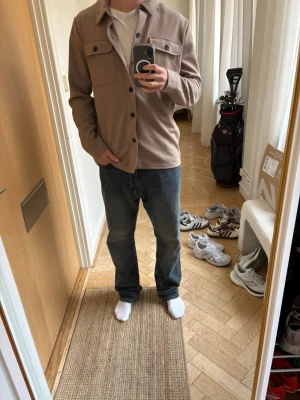Brun övershirt - Säljer denna bruna overshirten i storlek m från only&sons 