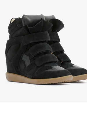 Svarta Isabel Marant wedge sneakers - Säljer mina isabel marant , använda fåtal gånger så dom är som nya, dom är lite små för mig det är anledningen till att jag säljer dom. Mina äkthets bevis är att det står isabel marant i skon och under skon 🌸