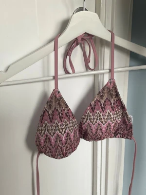Rosa mönstrad trekantsbikini - Bikinitopp, oandvänd