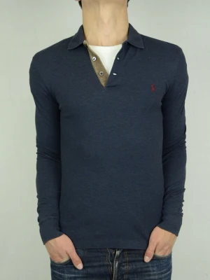Ralph Lauren långärmad piké  - POLO RALPH LAUREN LÅNGÄRMAD PIKÉ MED MOCKADETALJ Storlek : S Passform : Normal Användning : Skjortan är i ett väldigt fint skick Nypris : Cirka 1700SEK Modellen på bilden : 182CM och väger 76,5KG