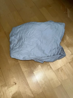 Aluslakana 120x200 - Vaaleansininen vähän käytetty muotoonommeltu aluslakana. Koko 120x200+20cm. Eläintalous MMM Katsothan myös muut ilmoitukseni Tarjoa 