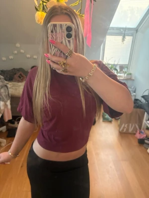 Vinröd T-shirt - Snygg vinröd T-shirt från lager 157, stretchigt och  luftigt material så passar bra nu till sommaren!        Om du undrar något är det bara att fråga!💗