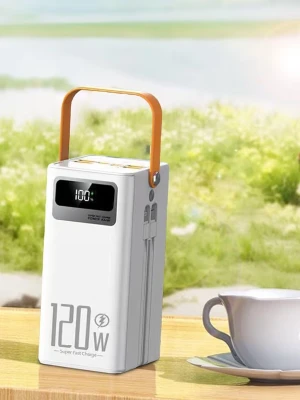 Vit powerbank med solpanel 120W - Portabel vit powerbank med solpanel och digital display som visar batterinivå. Utrustad med flera USB-portar och ett orange handtag för enkel transport. Perfekt för att ladda mobilen snabbt med upp till 120W effekt. Solar Power Bank, 120W Fast Charge Power Bank 50,000mAh with Integrated Cables, 50,000mAh Survival Equipment with, 4 Outputs, 3 Inputs, Integrated Cable for All