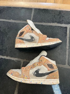 Nike Air Jordan 1 mig Brushstroke - Unika Air Jordan 1 mid brushstroke. Skorna är köpta på Nikes hemsida och box bör finnas. Skosnören finns självklart. Priset inte hugget i sten. Skicka gärna om ni har frågor!