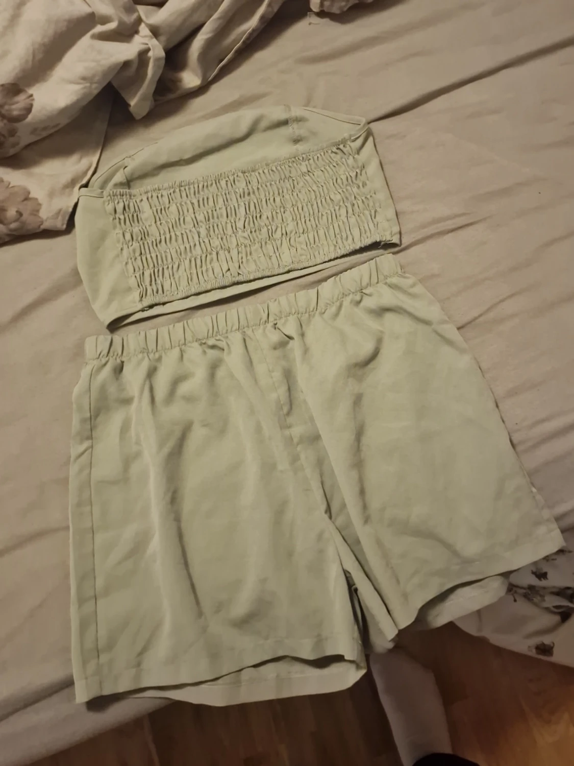 Ljusgrönt set med bandeau och shorts - 1