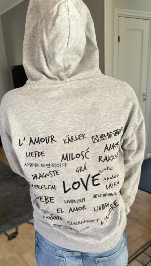 Grå hoodie med tryck på ryggen - Snygg grå hoodie.