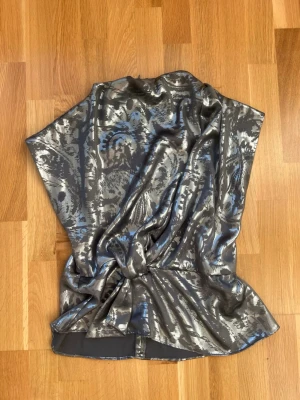 Silver topp från Zara - Snygg festtopp med knytdetalj🤩 använder inte längre tyvärr