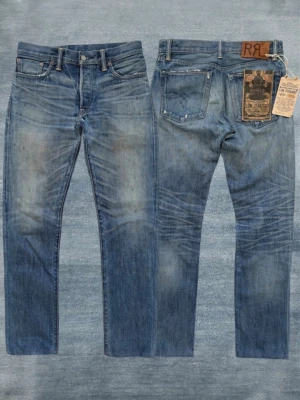 Ralph Lauren Double RL Jeans - Snygga blå jeans från Double RL med Low Straight-passform. Jeansen har klassisk femficksdesign, slitna detaljer och en vintage tvätt. Märkespatch i brunt läder bak i midjan och etikett på bakfickan. Tillverkade i bomull för en skön känsla.