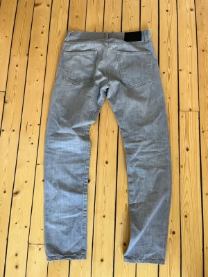 J.Lindeberg vintage jeans - Säljer ett par sällsyntare gråa straight leg jeans från J.Lindeberg med klassisk femficksdesign i storlek 31/32. Jeansen har snygg diskret JL-logo på myntfickan. Mycket gott skick. Skriv vid eventuella funderingar😁                                              Fraktar inom 1-2 dagar