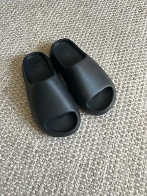 Svart Yeezy Slides - Yeezy slides i färgen Onyx black | Storlek 44.5 men passar som 43-44 | Helt nya oanvända | Bara att höra av sig vid frågor🙏