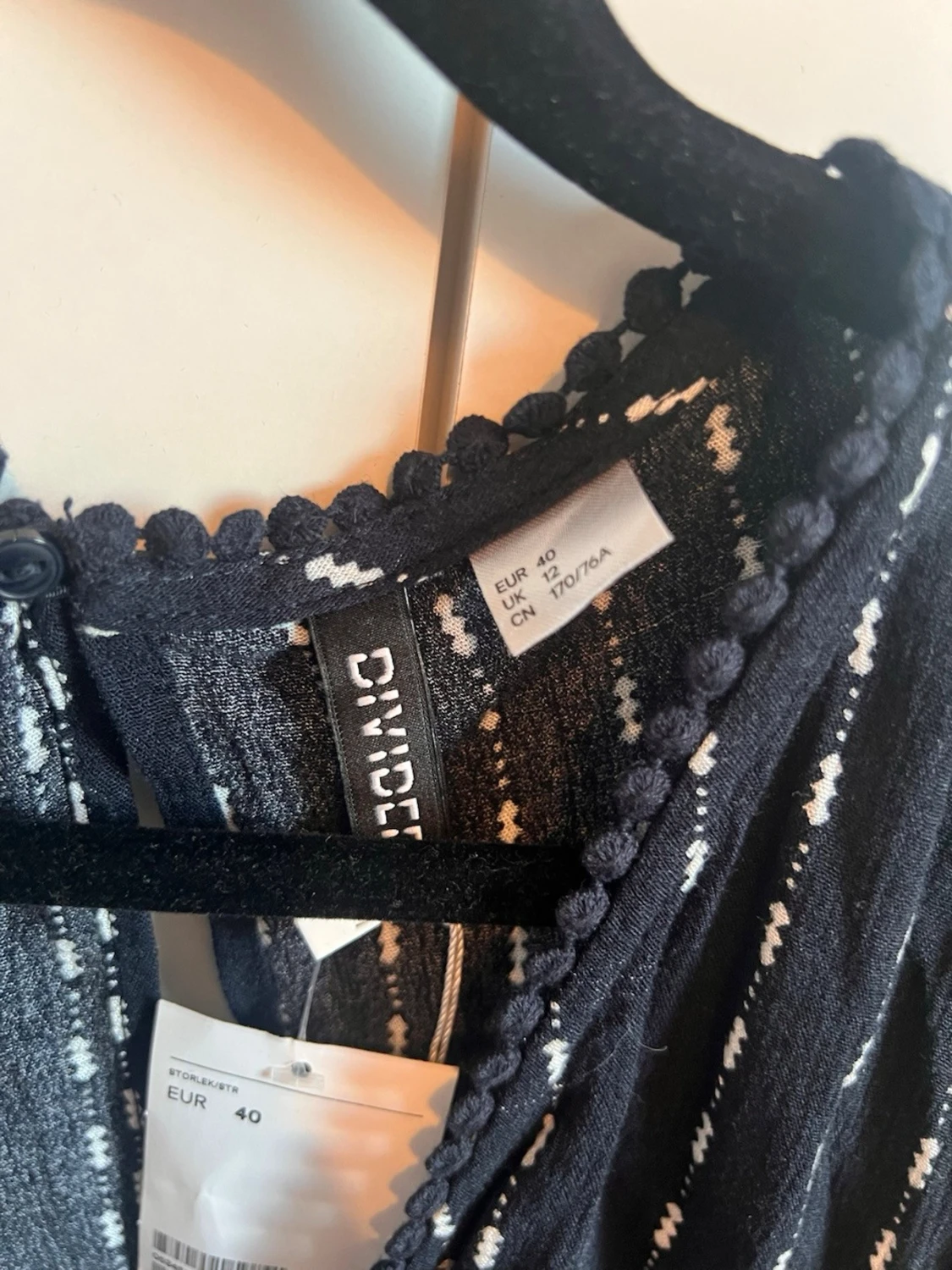 Mörkblå randig jumpsuit från Divided - 1