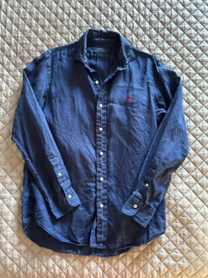 Polo Ralph lauren skjorta - Säljer nu denna ralph lauren skjorta då jag äger för många. | Storlek S. | Mörkblå färg som passar alla väder och tillfällen. | Väldigt fint material. | Passar S-M. | Släng iväg en signal vid funderingar så svarar jag snabbt. | 