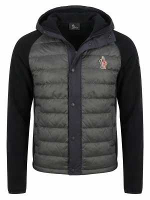Svart och grå pufferjacka från Moncler - Snygg pufferjacka från Moncler i svart och grått med quiltad front, svarta ärmar och huva. Jackan har dragkedja, tryckknappar och Moncler-logga på bröstet. Perfekt för kalla dagar med sin vadderade framsida och sportiga look.
