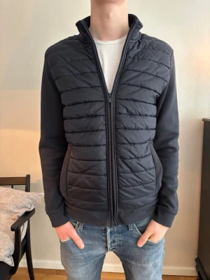 Mörkblå cardigan jacka från Dressmann - Säljer nu min riktigt snygga cardigan jacka från dressmann. Jag säljer den för 399kr! Skriv om du har någon fundering.