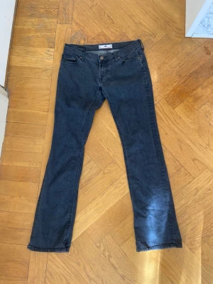 Utsvängda lågmidjade Fornarina jeans  - Så fina fornarnia jeans .i 30 Passar xs-s beroende på önskad passform.Det är jätte lågmidjade.innerbenslängden är ca 80cm.har en liten defekt på bakre benet men syns knappt!🥰