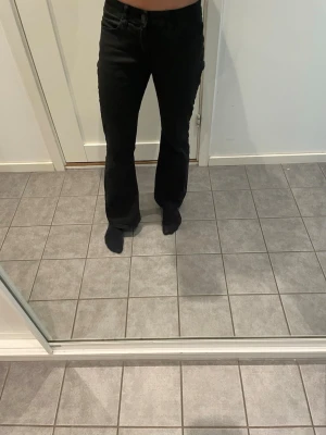 Svarta utsvängda jeans  - Ett par bootcut & lågmidjade svarta jeans från Lindex. Stilrena och sköna jeans, perfekt till vardagen. Jag är 162 cm på bilden och de är i storlek 158. De är även uppsydda med ca 1,5 cm. Skriv om du undrar något.