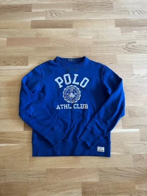 Ralph Lauren tröja  - Stilren Ralph lauren tröja i utmärkt skick. Går att matcha med allt och den ultimata tröjan inför kommande sommarkvällar! Inga defekter eller liknande utan i utmärkt skick! Pris kan diskuteras mvh Anton!