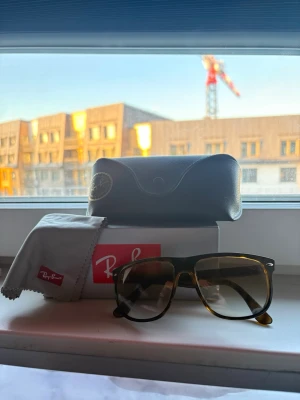  Ray-Ban boyfriend - Snygga svarta solglasögon från Ray-Ban med klassisk fyrkantig form. Kommer med originalfodral och putsduk. Perfekta för att ge din stil en cool touch och skydda ögonen mot solen. Peftekt nu mot sommaren t dig som vill ha ett par snygga glajor
