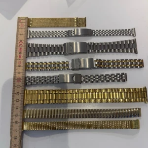 Klockarmband i rostfritt stål  - Säljer flera olika klockarmband i rostfritt stål och guldfärgat stål. Alla är helt nya och oanvända, vissa har fortfarande skyddsplast kvar.  Flera olika modeller:  * Jubilee-länkar * Stretcharmband * Mesh/Milanese * Klassiska vintage-länkar * Silver & guldfärgade modeller  Perfekt för dig som samlar på klockor, fixar vintageur eller vill byta stil på din klocka.  • Helt nya • Rostfritt stål • Olika storlekar/modeller • Säljs helst tillsammans • Se bilder för mått och modeller  Passar många äldr