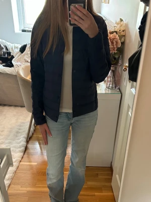 Uniqlo jacka - Snygg mörkblå pufferjacka från Uniqlo. Storlek XS. Ganska tunn så perfekt nu på våren.☺️