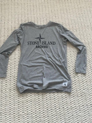 Grå långärmad topp Stone Island - Stone Island tröja , med certilogo skanning som visar äktheten, haft den i några år.