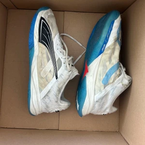 Puma accelerate nitro sqd - Säljer ett par Puma accelerate nitro sqd som inte finns att köpa längre. Skön passform och bra stabilitet. Använda men fortfarande mycket kvar att ge. Populär färg som snabbt sålde slut vid lanseringen. 