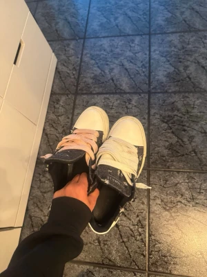 Numeris Denim Shoes - Säljer ett par Numeris Denim, perfekt inför sommaren. De är använda men fortfarande i bra skick. Nya snören går att köpa kostar cirka 200kr om du vill ha fräscha.