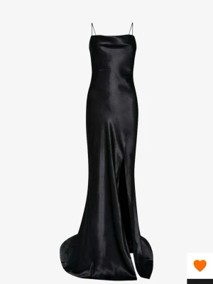 Svart långklänning med tunna band - Elegant svart balklänning i glansigt material med tunna axelband och slits framtill. Klänningen har en smal passform och faller snyggt längs kroppen och har en jättefin slit och ett släp, perfekt för speciella tillfällen. Använd bara en gång och jättefint skick. Klänningen är från True Decadence och nypris var 1300 kr