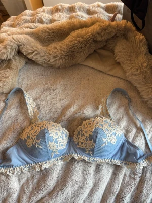 Intimissmi bh - Säljer en ljusblå intimissmi bh sofia in pretty  flowers  med vadderade kupor och vacker beige spets . Banden är justerbara