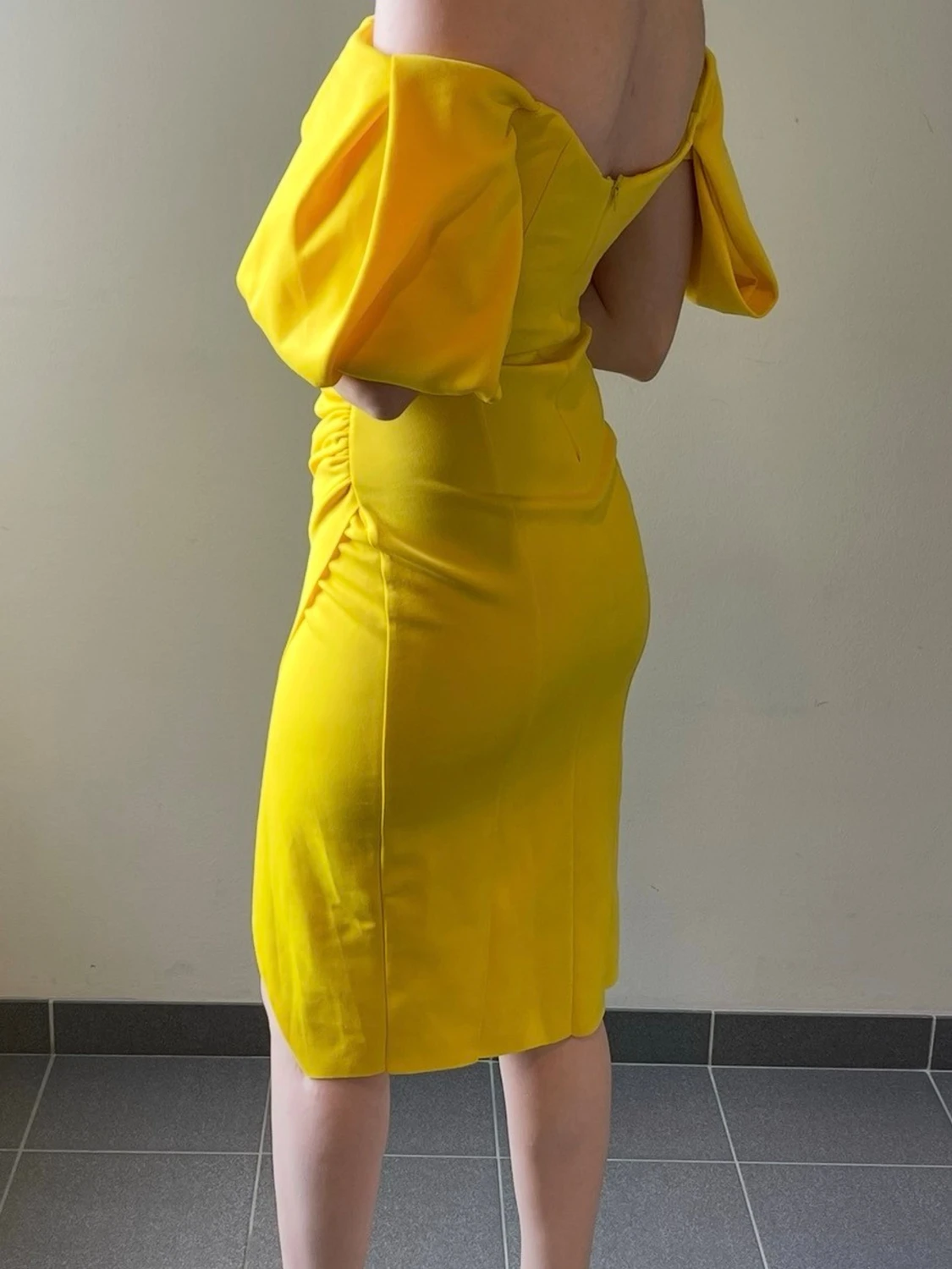 Gul off shoulder klänning med puffärm - 2