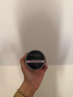 Miss fancy natural beige - Använts för ett set naglar, väldigt skön att jobba med och jättefin färg. Mitt pris 215 men öppen för förslag. 💞
