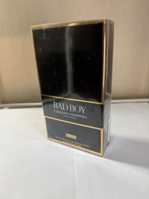 Bad Boy Elixir parfym 100ml - Bad Boy Elixir från Carolina Herrera är en parfym i en lyxig svart och guldig förpackning. Flaskan rymmer 100 ml och har en elegant design med tydliga guldkanter. En doft för dig som vill sticka ut och känna dig självsäker.