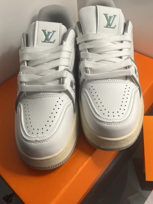Lvsnickers - Säljer ett par stilrena sneakers 
