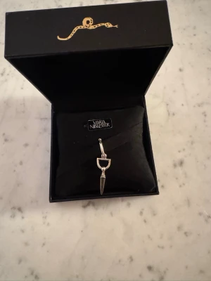 Maria Nilsdotter bitten earring - Säljer mitt Maria Nilsdotter örhänge. Jättebra skick och väl omhändertagen. Kvitto finns. Nypris 2295 och säljer för 1600