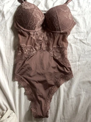 Body  - Jätte fin body som kan användas som både underkläder och fest plagg. Ni ser storleken på sista bilden!  Jag skulle säga att de är en nyans blandning av mörkbrun och gammalrosa. 