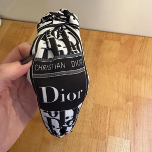 Diadem  - Svartvitt diadem, med knut uppe på och med text på. Helt nytt!