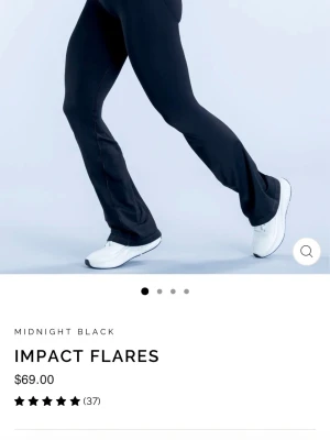 DFYNE Impact flares - Snygga svarta leggings med utsvängda ben från Impact. Modellen har låg midja och sitter tight över låren för att sedan bli vidare nedtill. Perfekta för en trendig och sportig look. HELT NYA I PAKETET ALDRIG ANVÄNDA