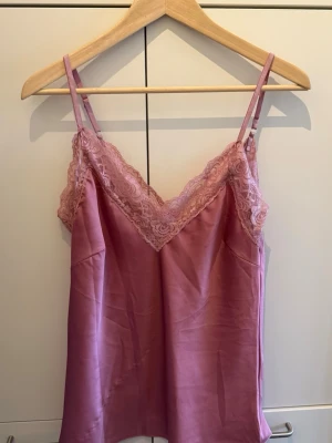 Rosa nattlinne med spetsdetaljer - Rosa satinlinne gjort i Italien