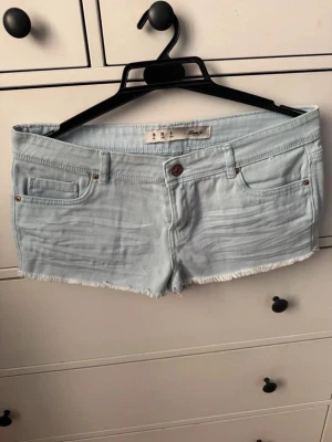 Ljusblå jeansshorts - Säljer ett par snygga ljusblå jeansshorts💕Storlek 38 och midjemått:45cm.                                        