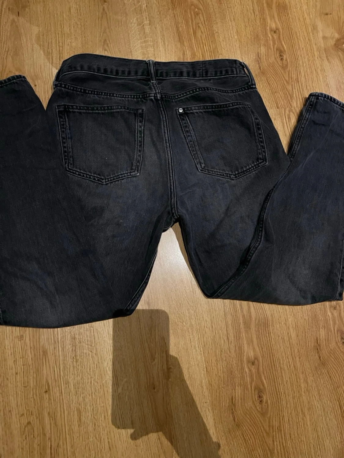 Svarta raka jeans